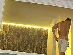 Zwei blonde Bi-Girls greifen nach seinem Schwanz