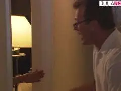 Muskelmann mit offenem Mund starrt erregt auf zwei Frauen