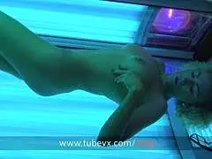 Deutsche Milf fickt sich im Solarium selbst