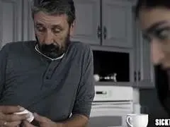 Dunkelhaariges Girl wird vom Stiefvater gepoppt