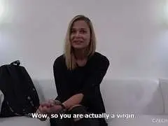 Agentin und ihr Assistent bumsen ein junges blondes Girl beim Casting