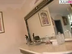 Blondes Reinigungsgirl in den Hintern gefickt